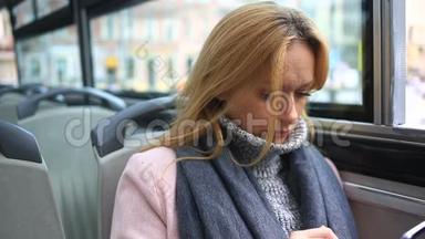 年轻漂亮的女士乘旅游观光车旅行，带着智能手机